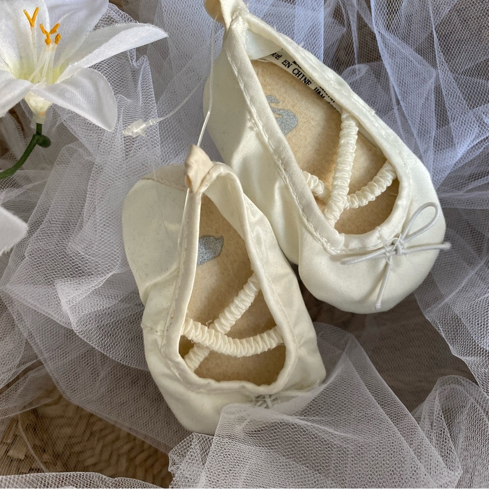 EUC Vintage H&M Satin Ballet Pumps| Off-White/Cream Soft Sole Flats